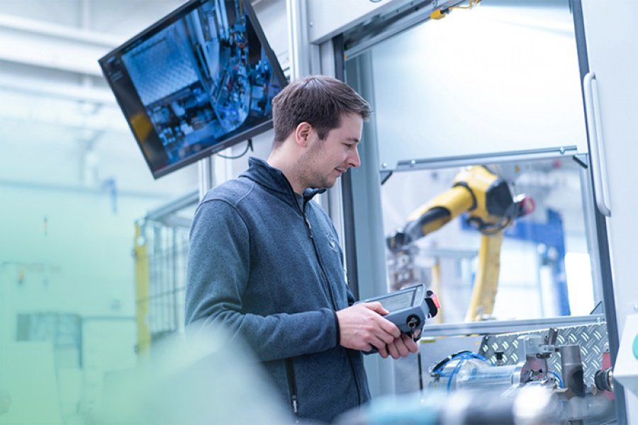Mitarbeiter bei der Arbeit an einer Maschine