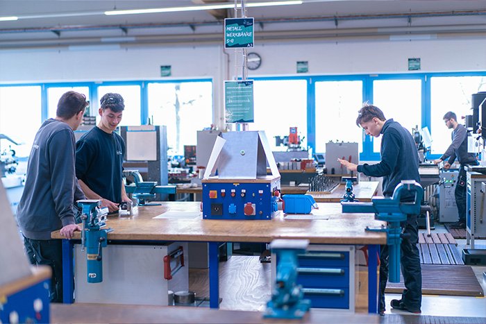 Auszubildender an der Werkbank
