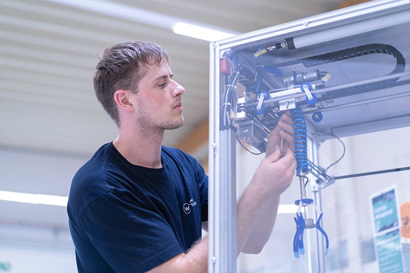 Auszubildender an der Arbeit an der Werkbank