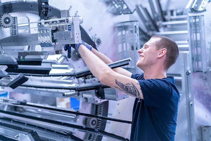 Softwareentwickler bei der Arbeit am Maschinenpanel