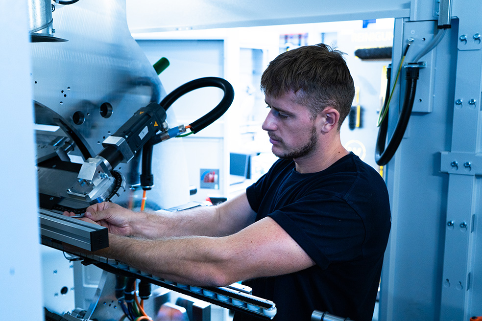 Mitarbeiter bei der Arbeit an einer Maschine
