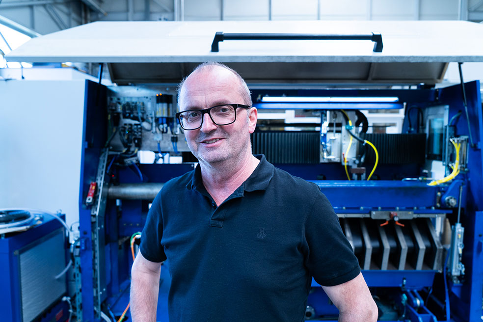 Servicetechniker vor einer Retrofit-Maschine