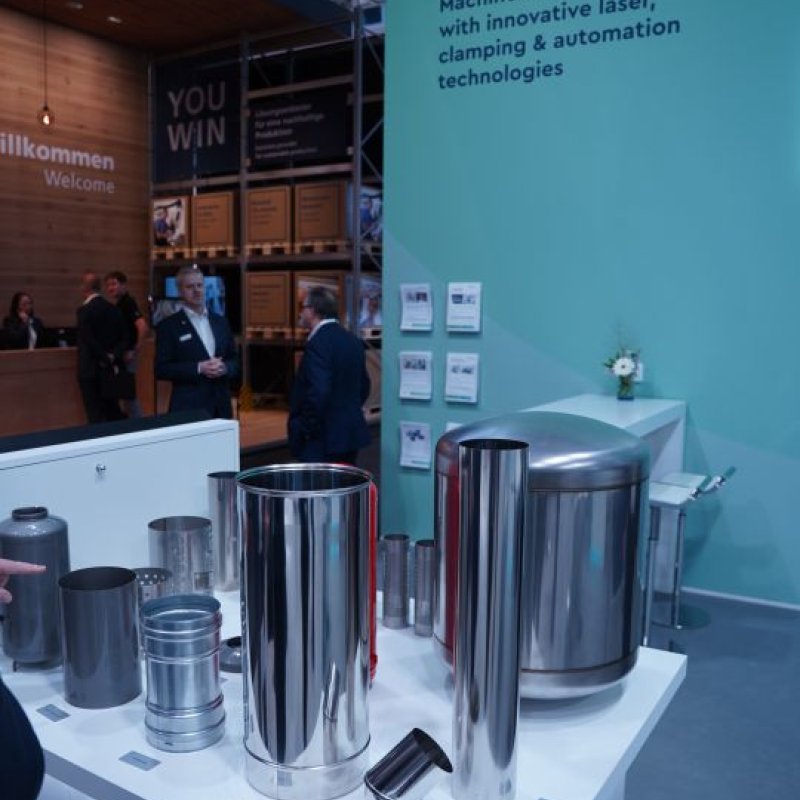 Ausstellungsexponate am Messestand