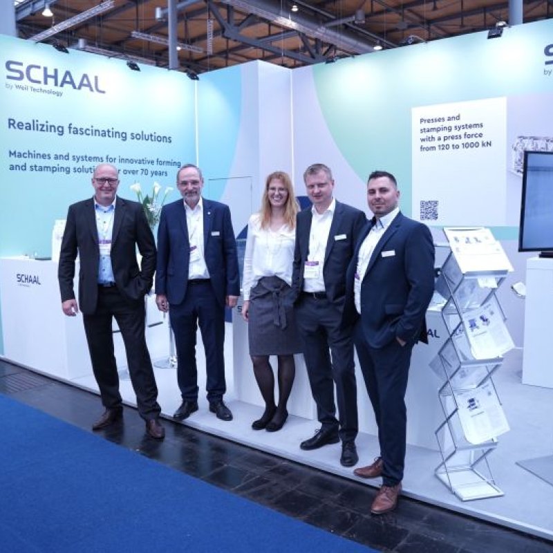 Messestand mit Standteam von Schaal Technology