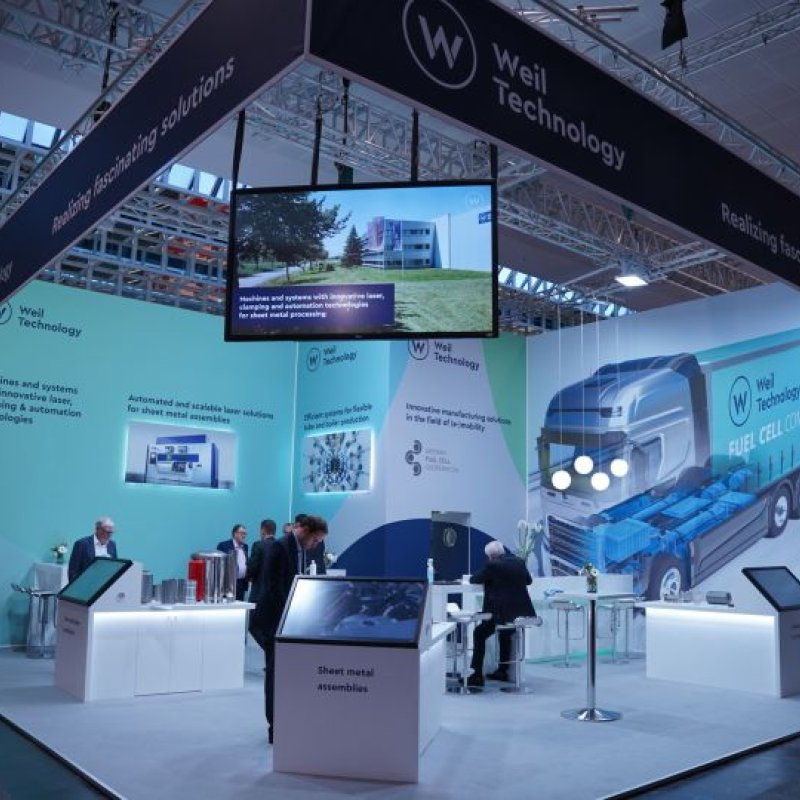 Messestand auf der Euroblech mit Besuchern