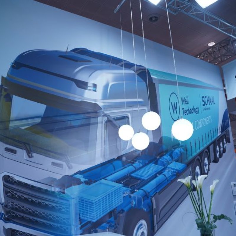 Messewand mit dem Weil Technology Truck