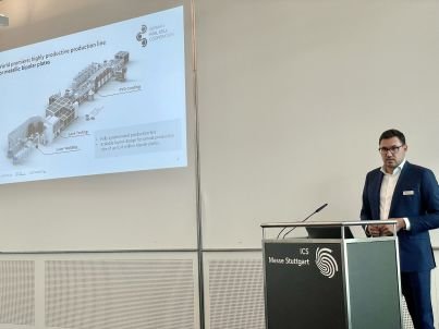 Florian Weil bei einem Vortrag über die effiziente Herstellung von Bipolarplatten