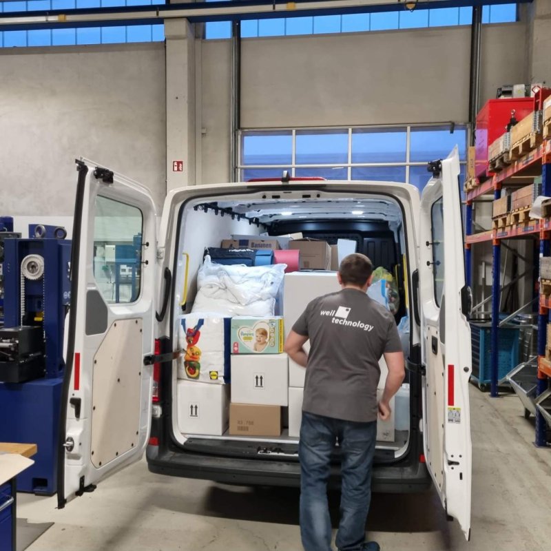Voll bepackter Sprinter mit Hilfsmitteln