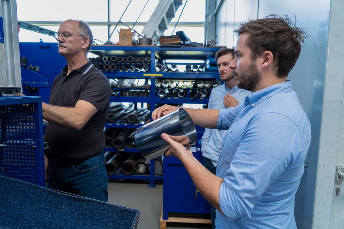 Semina Gr&uuml;nder bei der Begutachtung der Ofenbauteile