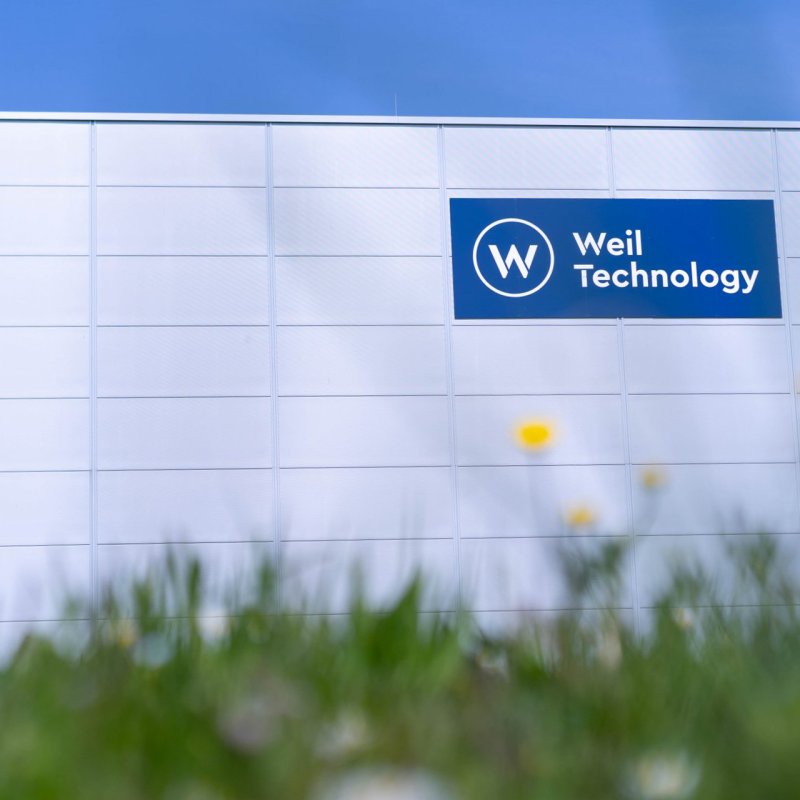 Firmengebäude Weil Technology mit grüner Wiese davor