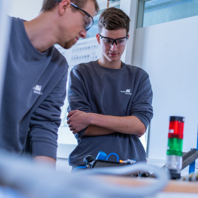 Auszubildende im Ausbildungszentrum bei einer Problemlösung