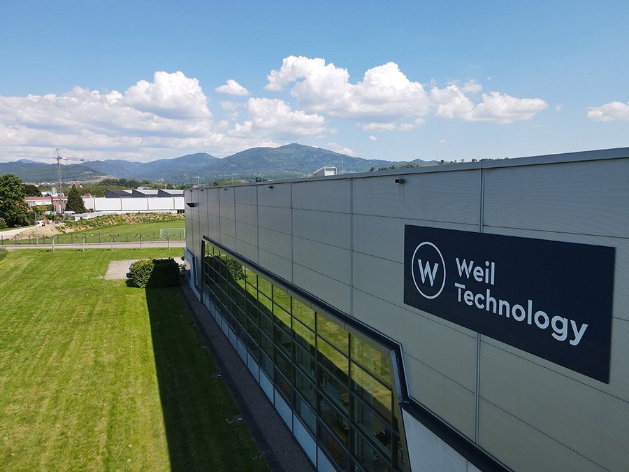 Unternehmensgebäude vor dem Schwarzwald